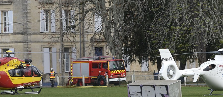 Co najmniej trzy tygodnie potrwa prawdopodobnie identyfikacja szczątek ponad 40 ofiar największej od ponad 30 lat katastrofy drogowej we Francji.  Ogłosiła to francuska żandarmeria, która bada przyczyny tragicznego zderzenia autokaru z ciężarówką koło Bordeaux. Według informacji francuskich mediów w autokarze znaleziono szczątki trzyletniego dziecka. To najprawdopodobniej syn kierowcy autokaru. 