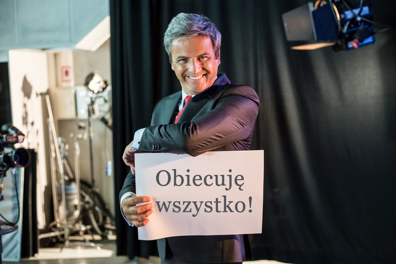 W przededniu wyborów parlamentarnych producenci komedii "Kochaj" postanowili przedstawić kandydata na... premiera! Piotr Polk reklamuje swoją kandydaturę hasłem "Nowa partia, nowy premier, nowa jakość". 

