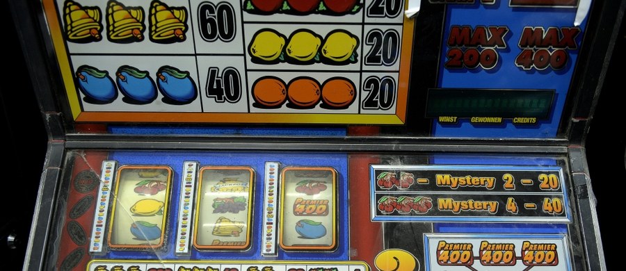 Stołeczni policjanci i celnicy skonfiskowali w okolicach Wołomina 67 automatów do gier. Ich właściciele narazili skarb państwa na co najmniej pół miliona złotych strat. 