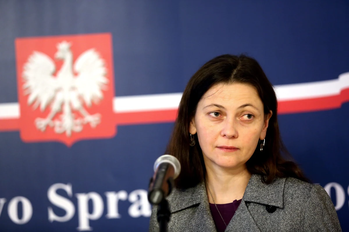 Pijana wiceminister sprawiedliwości Monika Zbrojewska, którą zatrzymano wczoraj w Łodzi, wyszła z izby wytrzeźwień po kilku godzinach, bo przestała stwarzać zagrożenie dla siebie i innych - dowiedziała się dziennikarka RMF FM Agnieszka Wyderka. Zastosowano wobec niej taką samą procedurę, jaką stosuje się wobec pijanych kierowców. 