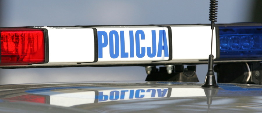 Policyjna obława w warmińsko-mazurskiem zakończona. Funkcjonariusze złapali 30-letniego mężczyznę podejrzewanego o to, że w Piszu ciężko ranił żonę i siedmioletnią córkę. Został on przewieziony do szpitala. 