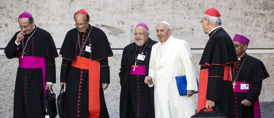 Większością dwóch trzecich głosów na synodzie biskupów na temat rodziny zaaprobowano w głosowaniach wszystkie 94 punkty relacji końcowej. Zgodnie z przewidywaniami nie doszło do żadnego przełomu, ale wyrażono większe zrozumienie dla rozwodników. Aprobatę dwóch trzecich zdobył także budzący największe kontrowersje punkt 85. określany jako dotyczący kwestii dostępu rozwodników w nowych związkach do komunii. Jego podstawą są słowa Jana Pawła II. 