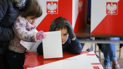 PKW podała frekwencję na godz. 17, najwięcej osób zagłosowało w Warszawie 