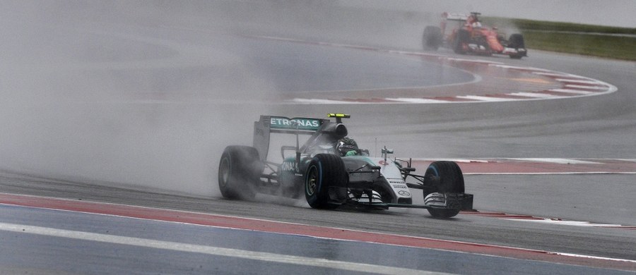 Niemiec Nico Rosberg wystartuje w Austin z pole position w wyścigu o Grand Prix USA. Obok niego z pierwszej linii ruszy jego partner z zespołu Mercedes, broniący tytułu mistrza świata Formuły 1 Brytyjczyk Lewis Hamilton. Kierowcom w Austin wciąż mocno przeszkadza pogoda.