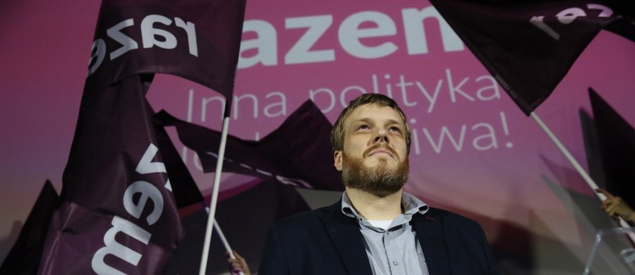 "Udowodniliśmy, że inna polityka jest możliwa; że jest możliwa polityka robiona przez zwykłych ludzi i w interesie zwykłych ludzi; że jest możliwa polityka, która nie kończy się na roszadach w telewizyjnych studiach, a która dzieje się na ulicy" - mówił Adrian Zandberg podczas wieczoru wyborczego partii Razem. "Już dziś są nas tysiące, a będą nas dziesiątki tysięcy. Zbudujemy inny model polityki - masowej, demokratycznej, zaangażowanej, wokół programu" – podkreślał. 