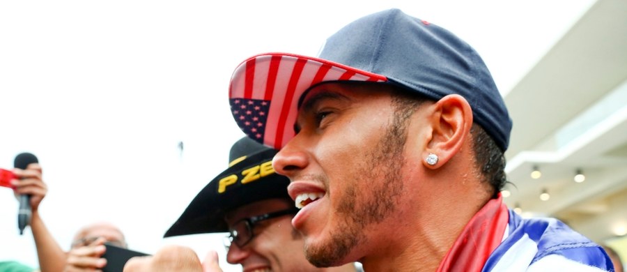 Brytyjczyk Lewis Hamilton z teamu Mercedes GP wygrał wyścig Formuły 1 o Grand Prix USA na torze w Austin i zapewnił sobie drugi z rzędu, a trzeci w karierze tytuł mistrza świata. Drugie miejsce w Austin zajął Niemiec Nico Rosberg z ekipy Mercedes GP, a trzecie jego rodak Sebastian Vettel z Ferrari.