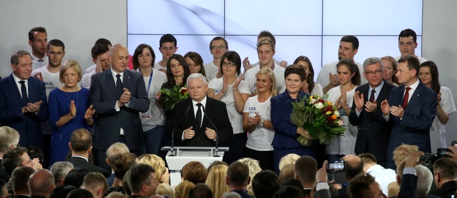 PiS zwyciężyło w wyborach parlamentarnych. Dostało 38 proc. głosów. Partia zdobyła prawdopodobnie 238 mandatów w Sejmie i będzie mogła samodzielnie sformować rząd - wynika z sondażu late poll Ipsos dla TVP1, TVN24 i Polsat News.