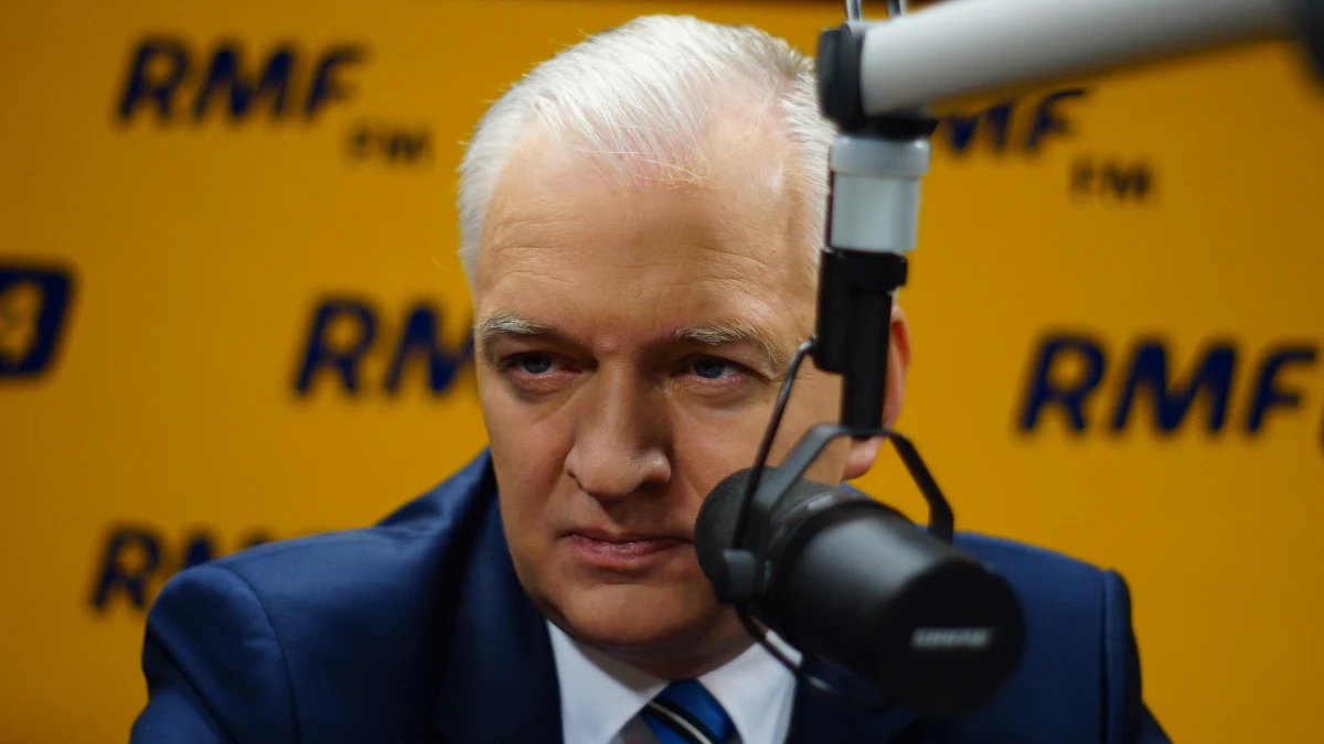 Jarosław Gowin szefem MON? „Jeżeli propozycja prezes Szydło zostanie podtrzymana, to nie uchylę się od odpowiedzialności” – mówi w Kontrwywiadzie RMF FM Jarosław Gowin ze Zjednoczonej Prawicy. Dodaje, że Beata Szydło jest kandydatem na premiera, wskazanym przez Jarosława Kaczyńskiego, „chociaż do tej pory nie było formalnych decyzji kierownictwa PiS”. „Szydło to osoba, która daje gwarancję bardzo dobrej współpracy z Jarosławem Kaczyńskim. Byłem ministrem i wiem, że premier nie może być sterowany z tylnego siedzenia” – komentuje gość RMF FM. „Prezes jest patronem politycznym podwójnego zwycięstwa. Każda próba pomniejszenia znaczenia politycznego Jarosława Kaczyńskiego byłaby nieracjonalna” – uważa Gowin. Pytany o to, czym nowy Sejm powinien zająć się w pierwszej kolejności, odpowiada: „Górnictwem, bo Ewa Kopacz doprowadziła górnictwo do stanu kompletnej zapaści”. „Nie możemy sobie pozwolić na to, żeby wpompowywać kolejne miliardy w niezrestrukturyzowane kopalnie”. Obietnice PiS? „Zobaczymy, na co stać polskie państwo i co jest racjonalne do zrobienia. Być może część reform PiS trzeba będzie rozłożyć w czasie” – uważa Jarosław Gowin. Poszerzanie bazy politycznej? „Biało-czerwona koalicja będzie konstytucyjna, z Kukizem i częścią PO taką większość udałoby się zbudować” – odpowiada gość RMF FM. Dodaje, że Zjednoczona Prawica wspólnie z częścią opozycji musi wypracować wspólny projekt konstytucji. „Wyjdziemy z propozycją uczciwej współpracy z opozycją. Wprowadzimy pakiet demokratyzacyjny. W tej kadencji opozycja będzie traktowana lepiej niż w poprzedniej” – zapowiada Jarosław Gowin. 
