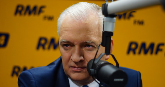 Jarosław Gowin szefem MON? „Jeżeli propozycja prezes Szydło zostanie podtrzymana, to nie uchylę się od odpowiedzialności” – mówi w Kontrwywiadzie RMF FM Jarosław Gowin ze Zjednoczonej Prawicy. Dodaje, że Beata Szydło jest kandydatem na premiera, wskazanym przez Jarosława Kaczyńskiego, „chociaż do tej pory nie było formalnych decyzji kierownictwa PiS”. „Szydło to osoba, która daje gwarancję bardzo dobrej współpracy z Jarosławem Kaczyńskim. Byłem ministrem i wiem, że premier nie może być sterowany z tylnego siedzenia” – komentuje gość RMF FM. „Prezes jest patronem politycznym podwójnego zwycięstwa. Każda próba pomniejszenia znaczenia politycznego Jarosława Kaczyńskiego byłaby nieracjonalna” – uważa Gowin. Pytany o to, czym nowy Sejm powinien zająć się w pierwszej kolejności, odpowiada: „Górnictwem, bo Ewa Kopacz doprowadziła górnictwo do stanu kompletnej zapaści”. „Nie możemy sobie pozwolić na to, żeby wpompowywać kolejne miliardy w niezrestrukturyzowane kopalnie”. Obietnice PiS? „Zobaczymy, na co stać polskie państwo i co jest racjonalne do zrobienia. Być może część reform PiS trzeba będzie rozłożyć w czasie” – uważa Jarosław Gowin. Poszerzanie bazy politycznej? „Biało-czerwona koalicja będzie konstytucyjna, z Kukizem i częścią PO taką większość udałoby się zbudować” – odpowiada gość RMF FM. Dodaje, że Zjednoczona Prawica wspólnie z częścią opozycji musi wypracować wspólny projekt konstytucji. „Wyjdziemy z propozycją uczciwej współpracy z opozycją. Wprowadzimy pakiet demokratyzacyjny. W tej kadencji opozycja będzie traktowana lepiej niż w poprzedniej” – zapowiada Jarosław Gowin. 