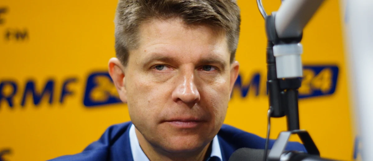 „Jarosław Kaczyński coraz więcej krzyczy i coraz bardziej puszczają mu nerwy. Jest bardzo agresywny” – mówi gość Kontrwywiadu RMF FM, lider Nowoczesnej Ryszard Petru. „Rząd ma problem. W RE rozpoczęła się procedura, która może wykluczyć nas z głosowania w radzie. To od bardzo poważny kryzys. Największy od ’89 roku” – uważa. „Nie wyobrażam sobie, żeby NATO było zainteresowane większym zaangażowaniem w kraju, w którym Jarosław Kaczyński może zgotować tak poważny kryzys konstytucyjny” – dodaje gość Kontrwywiadu. Zdaniem Petru sytuacja w Polsce rozpoczyna konflikt z całą Europą i Stanami Zjednoczonymi, bo USA naciskają na rząd polski, żeby dostosował się do opinii Komisji Weneckiej. Polityk zapowiada, że jutro podczas RBN będzie chciał rozmawiać o tym, jak cały kryzys konstytucyjny wpływa na nasze bezpieczeństwo międzynarodowe i kwestie baz NATO.