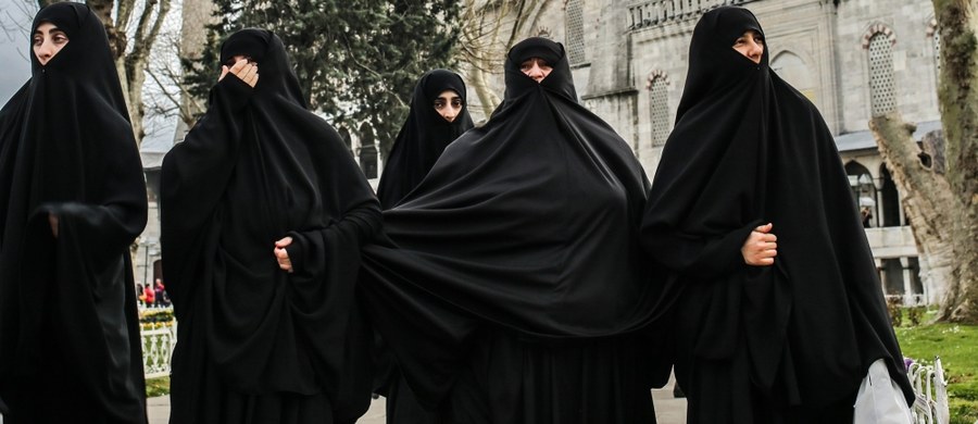 Rusza głośny proces młodzieżowej "islamskiej milicji obyczajowej" we Francji. Sądzona jest banda młodych muzułmanek, które pobiły 21-letnią kobietę tylko dlatego, że opalała się w stroju plażowym na trawniku w parku w Reims w Szampanii.