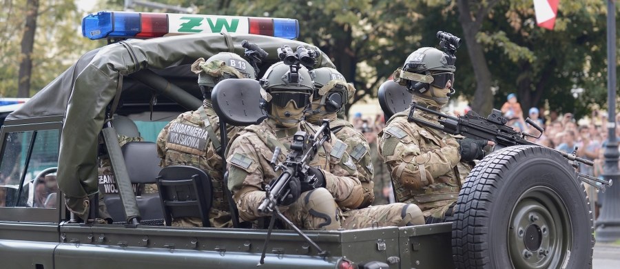 Od 10 do 12 listopada żołnierze Żandarmerii Wojskowej - na mocy zarządzenia - będą mieli takie same uprawnienia jak policjanci. Będą mogli np. wylegitymować lub zatrzymać każdą osobę. Uprawnienia takie przyznano ze względu na obchodzone 11 listopada Święto Niepodległości.