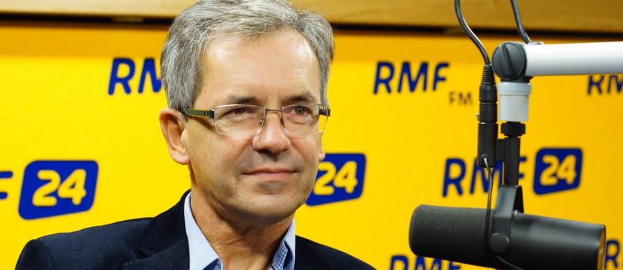 „Uzyskiwanie grafenu jest bardzo tanie. Tak naprawdę nic nie wytwarzamy. Jego grubość jest nikła” - mówi gość programu „Danie do Myślenia” w RMF Classic dr inż. Włodzimierz Strupiński z Instytutu Technologii Materiałów Elektronicznych. Strupiński jest szefem zespołu, który opracował i opatentował polską technologię produkcji taniego grafenu. Jak wygląda taka produkcja? „Hodujemy, zmuszamy atomy węgla do tego, żeby połączyły się w sześciokąty na powierzchni tworząc pojedynczą warstwę atomów” – odpowiada gość RMF Classic. „Mam grzałkę z grafenu. Na niej w naszym instytucie możemy usmażyć jajko sadzone, postawić kubek z kawą, rozgrzać ręce. Potrafimy jedną warstwą grafenu rozgrzać zwykłe szkło do 500 stopni” – mówi Strupiński. Zaznacza, że jego instytutowi „mało kto na świecie może dorównać jeśli chodzi o skalę i jakość produkcji grafenu”.