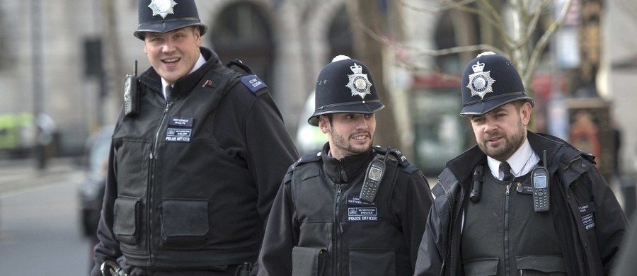 Londyńska policja zachęca Polaków do wstępowania w jej szeregi. Aby aplikować, trzeba mieszkać w Wielkiej Brytanii przez minimum 5 lat. "Byłoby fantastycznie mieć więcej policjantów polskiego pochodzenia" - mówi komendant komisariatu w Barking Sultan Taylor.