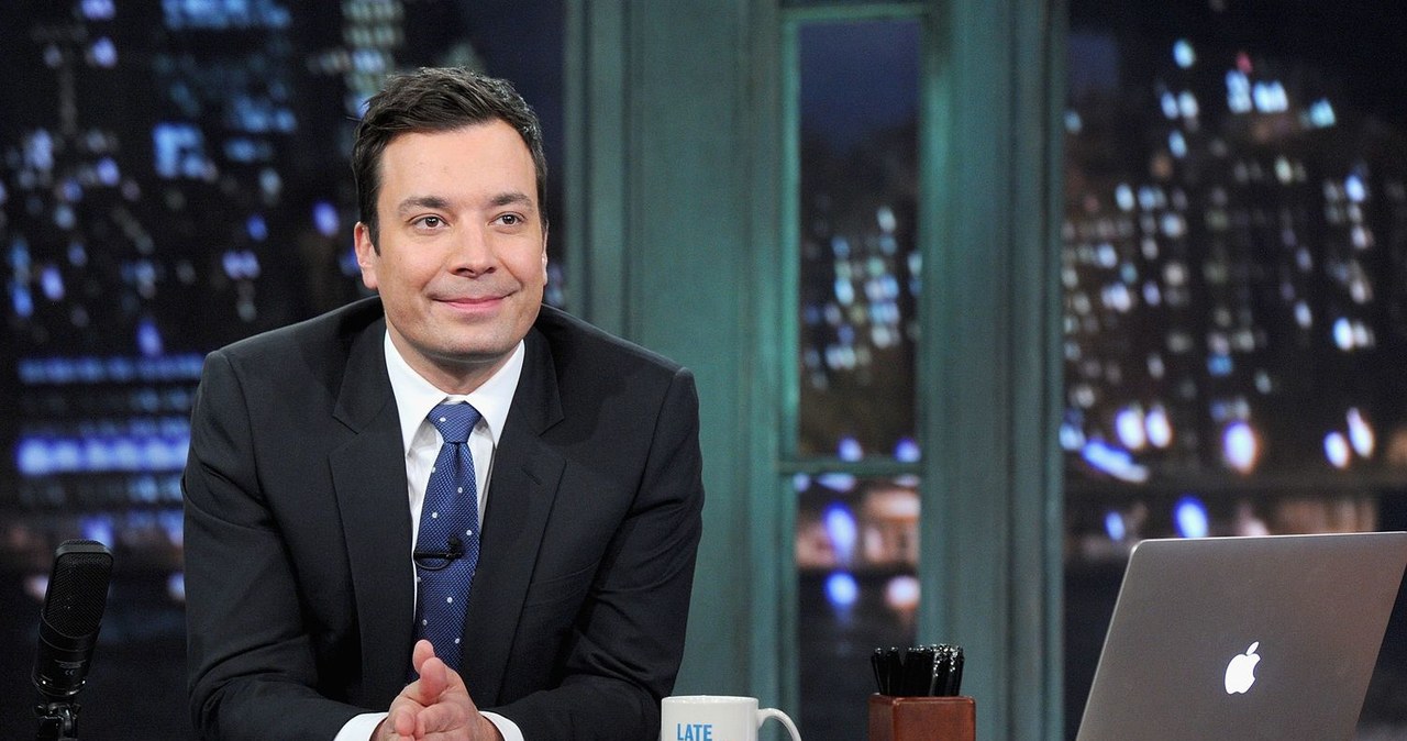 Jimmy Fallon, gospodarz słynnego programu telewizyjnego "Tonight Show", zranił się w rękę podczas imprezy organizowanej na jego cześć na Uniwersytecie Harvarda.