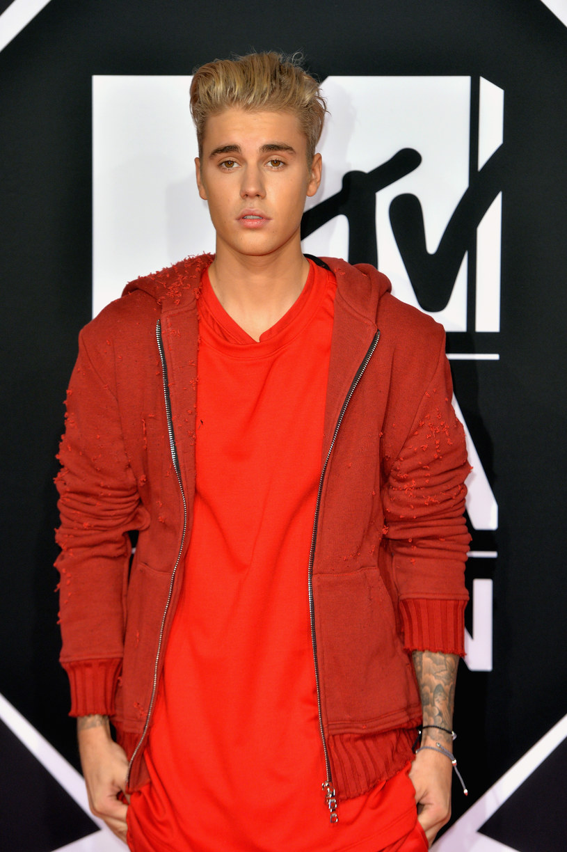 ​W jednym z wywiadów Justin Bieber zarzucił hipokryzję krytykom, którzy negatywnie wypowiadają się o jego zachowaniu. Kanadyjczyk uważa, że ma prawo popełniać błędy w trakcie dojrzewania. 