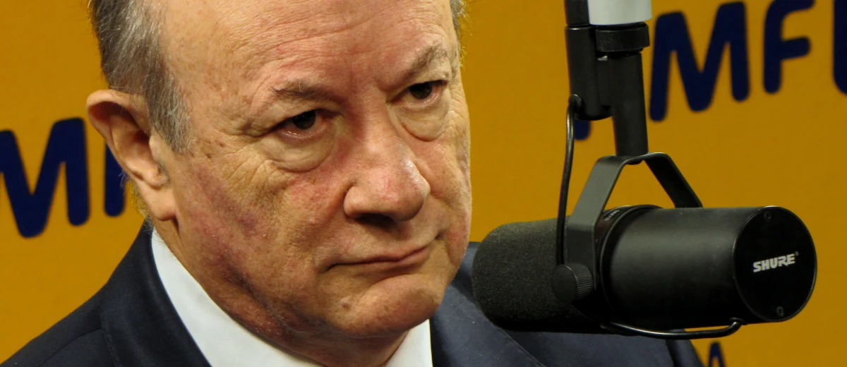 „Kluczowe jest, żeby jak najszybciej odbyły się wybory przewodniczącego PO. Do niedawna moim faworytem była i jeszcze jest Ewa Kopacz. Odzyska autorytet, jeśli wygra wybory na przewodniczącego Platformy” – mówi w Kontrwywiadzie RMF FM były wicepremier Jacek Rostowski z PO. „Bardzo niepokoi mnie ewidentna niechęć Ewy Kopacz do przeprowadzenia wyborów na szefa PO. Mamy sytuację, w której jedyna osoba we władzach PO, która nie ma mandatu, jest przewodniczącą, ale musieliśmy taką decyzję podjąć rok temu, jak odchodził Donald Tusk” – komentuje Rostowski. Dodaje, że wczoraj na zarządzie PO premier chciała, aby wybory zaczęły się od kół, powiatów, regionów i na końcu byłyby wybory przewodniczącego partii. „Bardzo mnie to zdziwiło. Zarząd podjął decyzję, że to rada krajowa zdecyduje, jaki będzie kalendarz. Wybranego przewodniczącego PO nie ma i to musimy naprawić. Musimy zacząć od góry, a nie od dołu” – mówi były wicepremier. Pytany o słowa Hanny Gronkiewicz-Waltz, która mówiła o Radosławie Sikorskim: „niech on idzie po te ośmiorniczki”, odpowiada: „Zawsze to jest bardzo bolesne, jak się przegrywa wybory i tak tłumaczę słowa Hani, która jest bliskim przyjacielem, ale nie jest prawdą, aby było tak, że ministrowie tego rządu chodzili do restauracji na koszt państwa. Jeśli chodzi o Sikorskiego, było inaczej, bo szef MSZ rządzi się zupełnie innymi prawami” – uważa Jacek Rostowski.