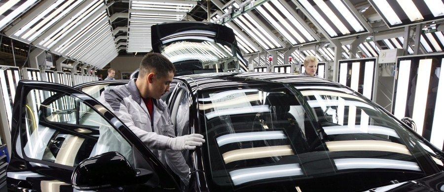 Volkswagen zanotował w trzecim kwartale tego roku operacyjną stratę w wysokości 3,5 mld euro - podały władze koncernu w Wolfsburgu. Niemiecki producent samochodów boryka się ze skutkami skandalu dotyczącego manipulacjami testami spalin w silnikach Diesla.