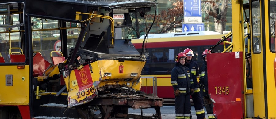 Czternaście osób zostało rannych - w tym dwie ciężko - w zderzeniu tramwajów w centrum Warszawy - w Alejach Jerozolimskich, na wysokości Kruczej. Wśród rannych jest motorniczy tramwaju. 
