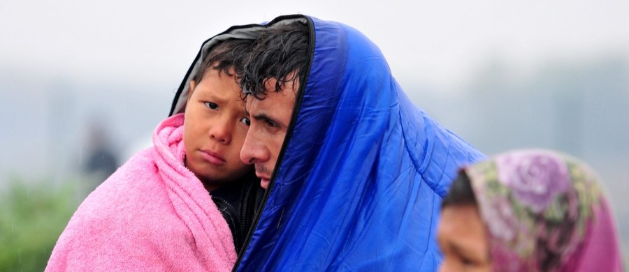 Premier Słowenii Miro Cerar nie wyklucza, że jego kraj postawi ogrodzenie na granicy z Chorwacją, jeśli nie powiedzie się unijny plan powstrzymania masowego napływu migrantów na Bałkany. "Nie chcemy murów w Europie, ale jeśli będziemy zmuszeni, to gotowi jesteśmy już jutro postawić techniczne ogrodzenie na naszej granicy" - oświadczył Cerar po spotkaniu Rady Bezpieczeństwa Narodowego. To reakcja na wieść o tym, że mur na granicy ze Słowenią może postawić Austria.