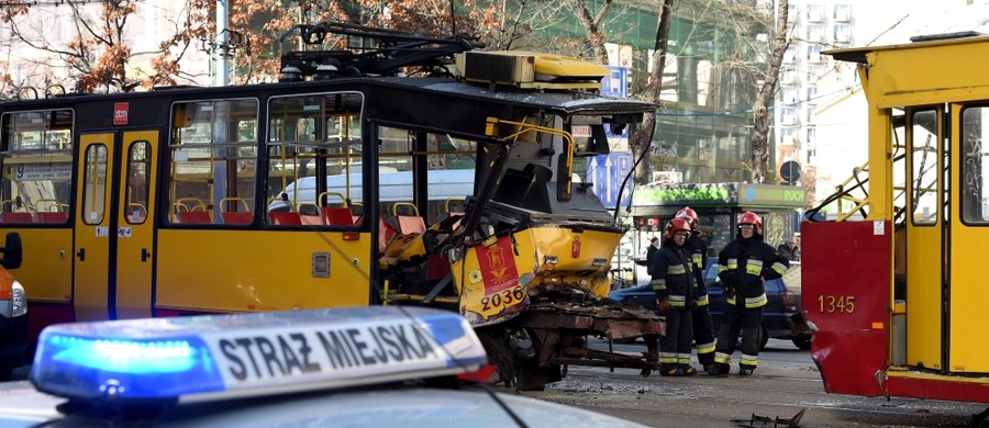 Po zderzeniu dwóch tramwajów w centrum Warszawy może zostać wszczęte śledztwo ws. spowodowania katastrofy w ruchu lądowym. W wypadku w Alejach Jerozolimskich rannych zostało 15 osób, w tym dwie ciężko. Jak dowiedział się reporter RMF MAXXX Przemysław Mzyk, policja przesłuchała już 70-latka, który mógł przyczynić się do wypadku.