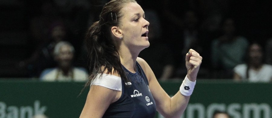 Agnieszka Radwańska wygrała ostatni grupowy meczu turnieju WTA Finals w Singapurze. Nasza zawodniczka pokonała Simonę Halep 7:6; 6:1 i wciąż ma szansę na awans do półfinału tych zawodów. 