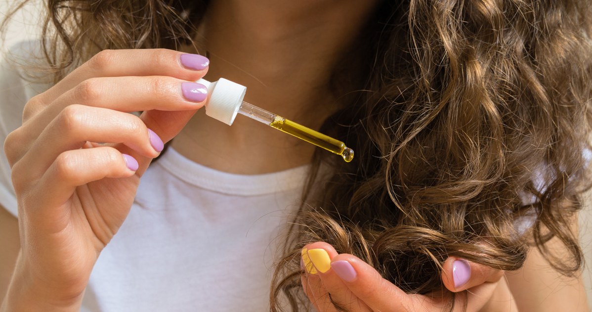 Ten olejek zadba o twoje włosy lepiej niż drogie kosmetyki. Kupisz go za kilka złotych