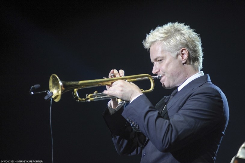 Koncertujący w Polsce popularny smoothjazzowy trębacz Chris Botti zagrał w czwartek (29 października) hejnał z Wieży Mariackiej w Krakowie.