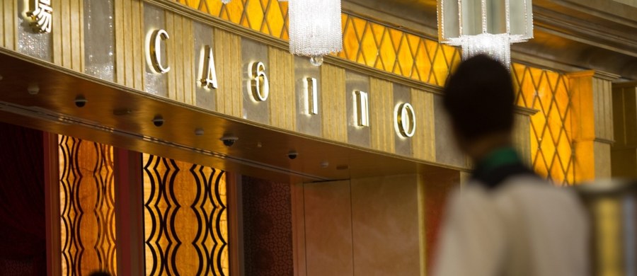 Thomas Fabius - syn francuskiego ministra spraw zagranicznych został oskarżony w USA o wystawienie w kasynach w Las Vegas czeków bez pokrycia o łącznej wartości prawie 3,5 mln euro. We Francji syn szefa dyplomacji ma zakaz wstępu do tego typu miejsc.