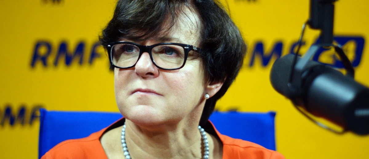 "Pomysł likwidacji gimnazjów jest tak absurdalny, że jestem gotowa zginąć za to, żeby gimnazjów bronić. Skupmy się na tym, żeby gimnazja miały dobre wsparcie pedagogiczne i psychologiczne" - mówi w Kontrwywiadzie RMF FM szefowa MEN Joanna Kluzik-Rostkowska. Jej zdaniem "dzieci od samego przejścia z gimnazjum do podstawówki grzeczniejsze się nie staną". Przemoc w gimnazjach? "Z naszych informacji wynika, że najwięcej aktów przemocy jest w podstawówce, a nie w gimnazjum" - odpowiada. "Kształcenie ogólne mamy przez 9 lat. Jeżeli wrócimy do systemu 8+4, to dzieci będą musiały wcześniej podejmować decyzję, co dalej chcą robić w życiu" - komentuje minister. Dodaje, że "nie da się przywrócić 8-letniej podstawówki od 1 września 2016" tak, jak zapowiada to PiS. 