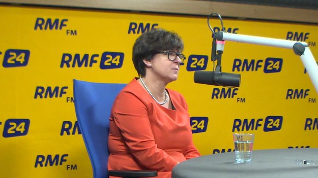 "Pomysł likwidacji gimnazjów jest tak absurdalny, że jestem gotowa zginąć za to, żeby gimnazjów bronić. Skupmy się na tym, żeby gimnazja miały dobre wsparcie pedagogiczne i psychologiczne" - mówi w Kontrwywiadzie RMF FM szefowa MEN Joanna Kluzik-Rostkowska. Jej zdaniem "dzieci od samego przejścia z gimnazjum do podstawówki grzeczniejsze się nie staną". Przemoc w gimnazjach? "Z naszych informacji wynika, że najwięcej aktów przemocy jest w podstawówce, a nie w gimnazjum" - odpowiada. "Kształcenie ogólne mamy przez 9 lat. Jeżeli wrócimy do systemu 8+4, to dzieci będą musiały wcześniej podejmować decyzję, co dalej chcą robić w życiu" - komentuje minister. Dodaje, że "nie da się przywrócić 8-letniej podstawówki od 1 września 2016" tak, jak zapowiada to PiS.
