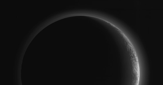 Zespół naukowy misji New Horizons opublikował kolejne ze zdjęć przesłanych przez sondę po przelocie obok Plutona. Tym razem możemy zobaczyć szerszy obraz sierpa planety karłowatej, widzianej już pod Słońce, mniej więcej 15 minut po tym, jak sonda minęła punkt największego zbliżenia. Zdjęcie wykonano 14. lipca bieżącego roku z pomocą kamery MVIC (Multi-spectral Visible Imaging Camera) z odległości około 18 tysięcy kilometrów.