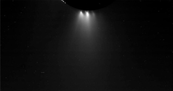 Sonda Cassini przesyła pierwsze zdjęcia powierzchni lodowego księżyca Saturna, Enceladusa, wykonane przy okazji bliskiego przelotu nad jego biegunem południowym, dokonanego we środę, 28 października. Sonda po raz pierwszy przeleciała zaledwie 49 kilometrów nad powierzchnią Enceladusa, przecinając równocześnie gejzery cząstek lodu i gazów, emitowane z jego wnętrza. Astronomowie liczą na to, że badania tych pióropuszy pomogą ustalić, czy ocean pod powierzchnią księżyca mógłby podtrzymać życie.
