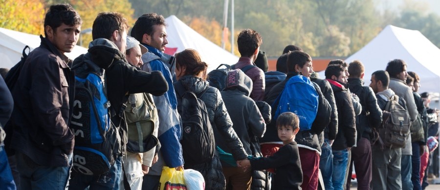 "To nie przypadek, że codziennie dostarcza się do Europy tysiące migrantów” – stwierdził premier Węgier Viktor Orban na konferencji we włoskim instytucie kultury w Budapeszcie. „Chce się urzeczywistnić określoną konstrukcję, którą można nazwać ukierunkowaną na lewo. Chce się pozbawić europejskie państwa narodowe znaczenia" – ocenił.  