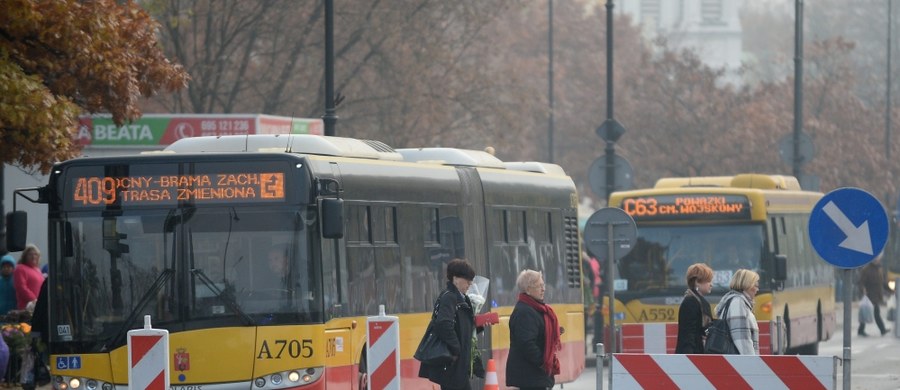 O korzystanie z komunikacji miejskiej, uważanie na złodziei i zwracanie bacznej uwagi na dzieci - apelują policjanci przed Dniem Wszystkich Świętych. Zapowiadają też, że nie będzie pobłażliwości dla piratów drogowych i tych, którzy zdecydują się prowadzić auto "na podwójnym gazie".