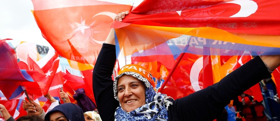 Stabilizacja, czy wyznaniowy rozłam kraju? W niedzielę Turcy decydują o przyszłości swojego kraju. W rozmowie z RMF FM analitycy mówią o kilku możliwych rozwiązaniach. Od 13 lat rządzącą partią w kraju jest AKP – konserwatywno-islamistyczna Partia Sprawiedliwości i Rozwoju. Sondaże dają jej ponad 40 procent poparcia. W czerwcowych wyborach - ugrupowanie - utraciło większość absolutną, czyli 276 mandatów w liczącym 550 miejsc parlamencie (zdobyło wtedy 258 mandatów). AKP wyrosła z odłamu zakazanej islamistycznej Partii Cnoty. Postrzegana jest jako partia prozachodnia. Ale w sprawie wejścia Turcji do Unii – Zachód Europy jest ostrożny. Niemcy i Francja proponują Turkom tylko "uprzywilejowane partnerstwo". I to mimo, że konstytucyjnie Turcja jest bezwyznaniowa. Z Adamem Balcerem, ekspertem do spraw tureckich z Centrum Strategii Europejskiej Demos Europa – o wyborach rozmawia reporter RMF FM Romuald Kłosowski. 