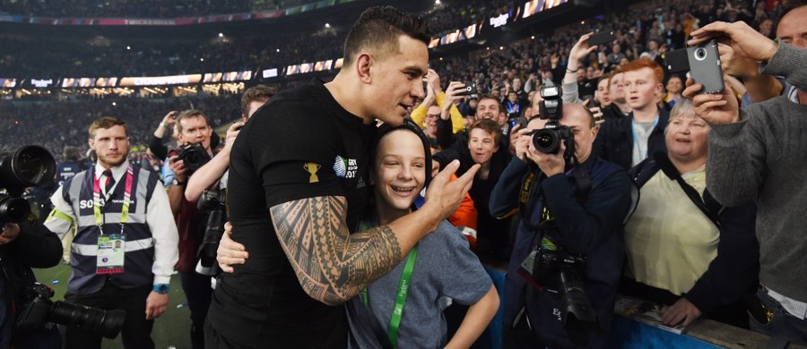 Piękny gest wykonał wobec kibica nowozelandzki rugbista Bill Williams. W czasie fety po zwycięstwie ekipy All Blacks w finale Pucharu Świata na murawę wbiegł młody fan drużyny. Na chłopca rzucił się jeden z ochroniarzy. Wtedy do akcji wkroczył Williams - najpierw odprowadził chłopaka na trybuny, a na pożegnanie… oddał mu swój medal! Zobaczcie film.