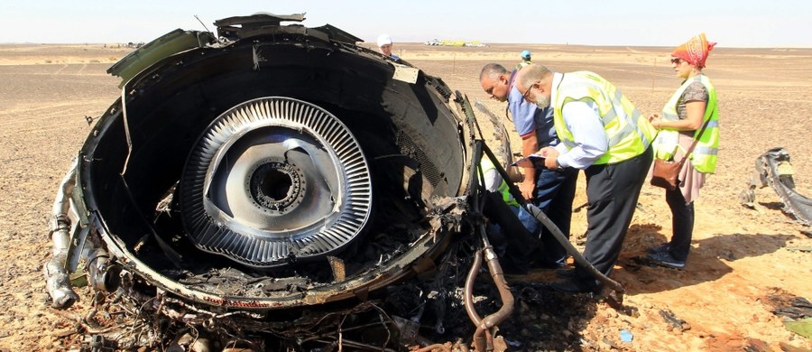 Nagła dehermetyzacja kabiny, pęknięcia w konstrukcji albo wybuch bomby podłożonej w luku bagażowym - takie możliwe przyczyny sobotniej katastrofy rosyjskiego Airbusa A321 wymienia dziennik "Kommiersant". Rosyjscy eksperci, którzy pracują na miejscu katastrofy, otwarcie przyznają, że maszyna rozpadła się w powietrzu. Przedstawiciele linii lotniczych Kogałymawia, do których należał samolot, oświadczyli natomiast, że przyczyną katastrofy nie mogła być usterka techniczna ani błąd człowieka.