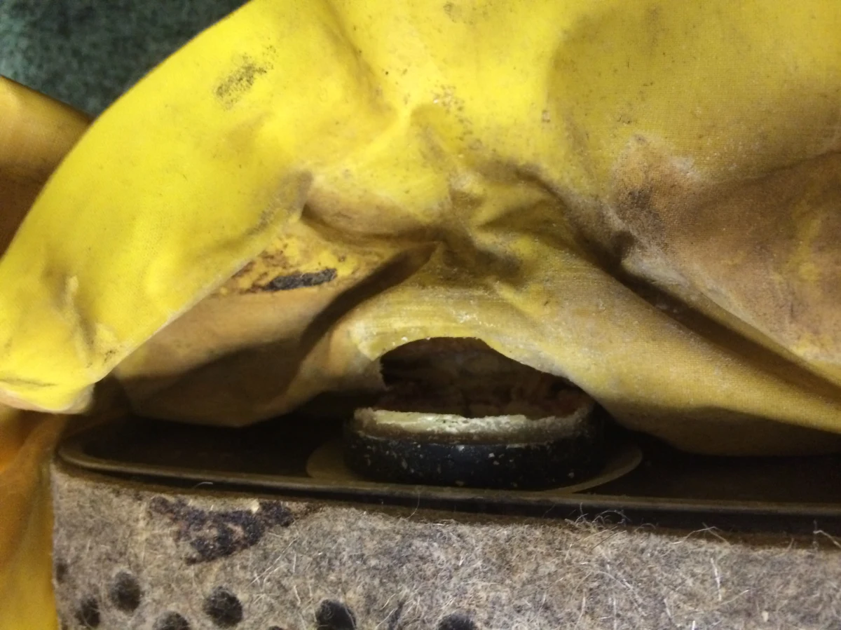 ​Ratownicy górniczy ostrzegają przed uszkodzonymi aparatami ucieczkowymi dla górników. O wykryciu usterek w czasie kontroli informowaliśmy już w piątek. Wiadomo już, że sprawdzono 70 aparatów z kopalni Mysłowice-Wesoła. Aż 40 z nich miało usterki. Katowicki Holding Węglowy już zakazał używania aparatów wprowadzonych 5 lat temu.