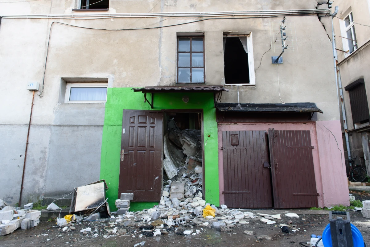 Do wybuchu gazu doszło w kamienicy w Pniewach w powiecie szamotulskim w Wielkopolsce. Po eksplozji zawaliła się klatka schodowa i dwie zewnętrzne ściany budynku. Do szpitala trafiło 5 osób, w tym trzyletnie dziecko. Ratownicy z psami przeszukali gruzowisko. Nikogo nie znaleźli. Nieoficjalnie dowiedzieliśmy się, że eksplozję wywołał prawdopodobnie niedopałek papierosa.