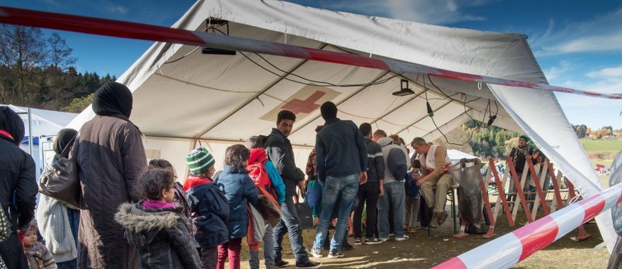 W odpowiedzi na napływ tysięcy uchodźców do Europy Austria postanowiła zaostrzyć swoje prawo azylowe. Od 15 listopada azyl będzie tam przyznawany tylko na czas określony. Dziś w sprawie zmian w przepisach porozumiały się partie koalicji rządzącej.