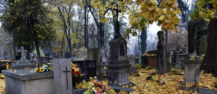 Kiedy powinniśmy odwiedzać groby naszych bliskich? W odpowiedzi na to pytanie Polacy wciąż jeszcze często mówią: w dniu Święta Zmarłych, bo taką nazwę skutecznie narzucił reżim PRL, chcąc zlaicyzować katolickie Święto Wszystkich Świętych. Na szczęście to religijne określenie nigdy nie zniknęło z naszego słownika i kalendarza, a ostatnio wypiera komunistyczne fałszerstwo językowe.