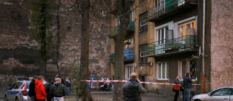 Najwcześniej we wtorek poznamy wyniki oględzin mieszkania i ciał znalezionych w kamienicy przy ul. Stalowej na warszawskiej Pradze. W poniedziałek po południu strażacy znaleźli tam zwłoki kobiety i dwójki dzieci. Przyczyny ich śmierci ma ustalić sekcja zwłok. 
