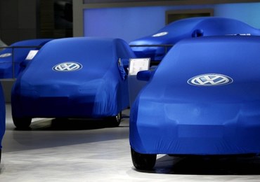 "Volkswagen manipulował pomiarem spalin także w większych silnikach". Koncern dementuje