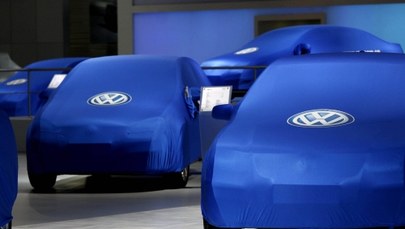 "Volkswagen manipulował pomiarem spalin także w większych silnikach". Koncern dementuje
