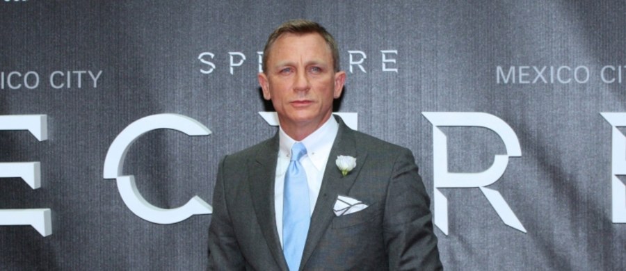 James Bond to superbohater na każde czasy, który staje często sam przeciwko całemu światu; filmy o nim są popularne na całym świecie także dzięki atrakcyjnej otoczce, w tym charyzmie i urodzie bohaterów – mówi autor książki o superszpiegu Michał Grzesiek.