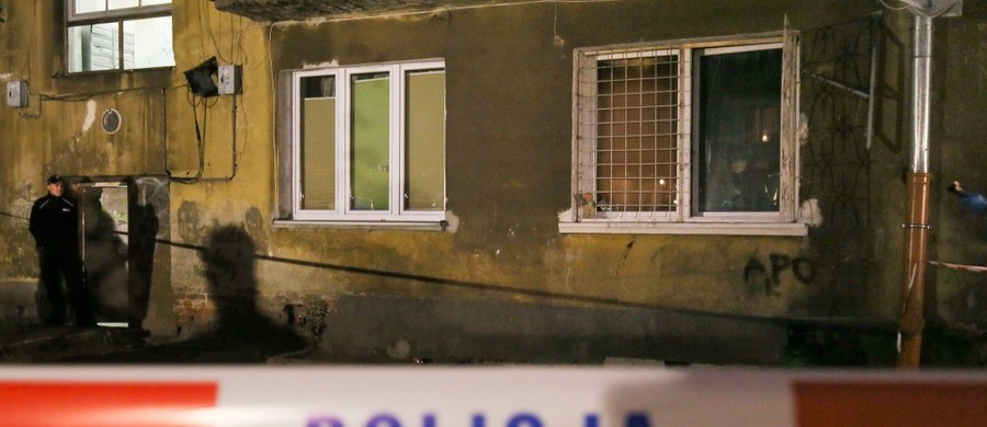 Kobieta, której ciało znaleziono wczoraj w mieszkaniu na warszawskiej Pradze, miała obrażenia głowy - potwierdza stołeczna prokuratura w rozmowie z dziennikarzem RMF FM Krzysztofem Zasadą. Jednym z wątków śledztwa jest udział osób trzecich w zdarzeniu. Prokuratura nie wyklucza, że wczorajszy pożar, mógł być próbą zatuszowania zabójstwa. 
