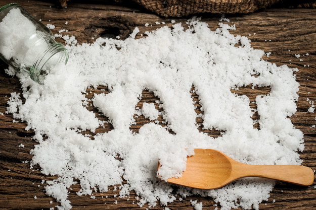 W których produktach znajduje się najwięcej soli? – Ser żółty, wędliny, pieczywo, przetwory mięsne. Sól spełnia tu rolę konserwantu i nie może jej zabraknąć – mówi dietetyk Ewa Kurowska. Specjalista zdradziła również ile soli może zjeść dorosły człowiek i jaka sól jest najlepsza. Co ciekawa limit dla dzieci wynosi ok. 3 gramów dziennie, a to oznacza, że maluch jedząc dwa plasterki wędliny, już otrzymuje optymalną ilość soli. 