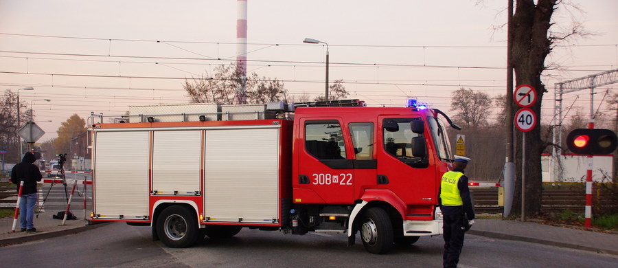 Koparka uszkodziła rurę z gazem przy skrzyżowaniu ulic Chełmżyńskiej i Strażackiej w Warszawie. Z pobliskiego budynku ewakuowano ponad 20 osób. 