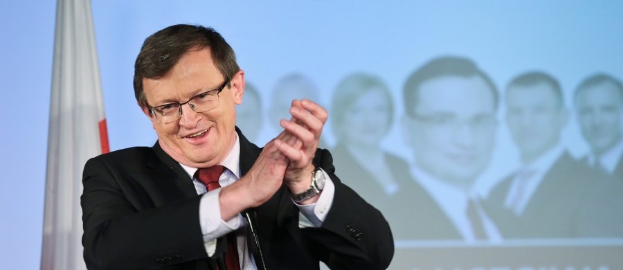 Prezydent mówi o Beacie Szydło, że ma nadzieję, że niedługo będzie ukonstytuowana jako premier. Co oznacza nieobecność wiceprezes przy konstruowaniu rządu PiS? Kto będzie kim w nowym rządzie? kto zostanie marszałkiem, a kto wicemarszałkiem Sejmu? Początek dwudniowego szkolenia dla nowych posłów. Jak czują się ci, którzy byli tam pierwszy raz? W środę gościem Konrada Piaseckiego w Kontrwywiadzie RMF FM będzie Tadeusz Cymański, który startował do Sejmu z gdańskiej listy PiS. 